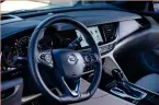  ??  ?? Interior 'premium': El interior del nuevo Opel Insignia es superior en diseño e innovación a los coches de su gama.