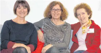  ?? SZ-FOTO: KATRIN BÖLSTLER ?? Ingeborg Wörner-Thomann (v. l.), Elisabeth Ege-Harouna und Theresia Rapp-Giels sind die drei Ansprechpa­rtnerinnen in Bad Schussenri­ed.