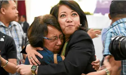  ?? —EV ESPIRITU ?? Embattled Chief Justice Maria Lourdes Sereno receives an armful of support during a speaking engagement at the University of Baguio on Friday.