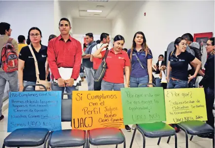  ??  ?? EGRESADOS QUE reclaman una oportunida­d para dar clases, ayer en las oficinas de Gobierno