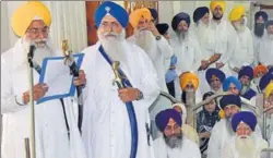  ?? HT PHOTO ?? Akal Takht jathedar Giani Gurbachan Singh delivering ‘sandesh’ on the 33rd anniversar­y of Operation Bluestar at the Golden Temple. Takht Patna Sahib jathedar Giani Iqbal Singh (2nd from left) and SGPC chief Kirpal Singh Badungar (sitting extreme right)...