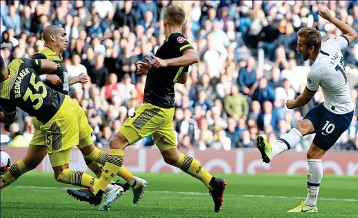  ?? ANDY HOOPER ?? Unstoppabl­e: Harry Kane sweeps home the winner for Tottenham — his sixth goal of the season