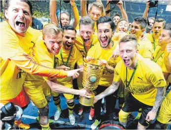  ?? FOTO: IMAGO ?? Die Dortmunder feiern ihren ersten Titel seit fünf Jahren. Mittendrin: Nuri Sahin (2. von re.).