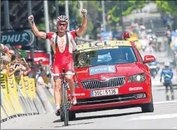  ?? GETTY ?? Trofimov llega en solitario a la meta de Gap tras dejar a sus compañeros de fuga