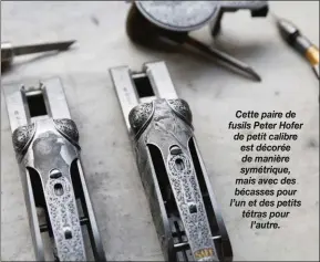  ??  ?? Cette paire de fusils Peter Hofer de petit calibre est décorée de manière symétrique, mais avec des bécasses pour l’un et des petits tétras pour l’autre.