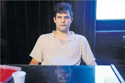  ?? P.L. FERNÁNDEZ ?? Procesado. Gabriel Merino, de 25 años, escuchó la acusación frente a allegados de la víctima.