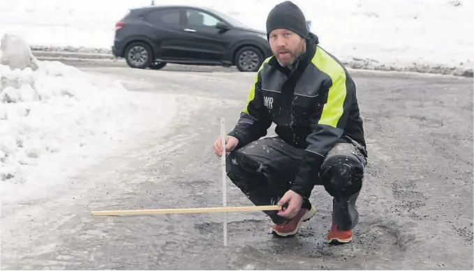  ?? FOTO: TORE ØYVIND MOEN ?? NABO: Dette veihullet i Bølesvinge­n er 21 centimeter dypt. Nabo Trond Solli synes det er i meste laget: – Det gjelder å kjøre forsiktig under forhold som dette, sier han.