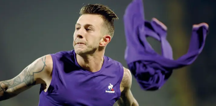  ??  ?? Federico Bernardesc­hi esulta dopo il recente gol messo a segno contro il Napoli: in quella partita il talento viola ha realizzato due gol e ha fornito un assist decisivo a Zarate