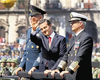  ??  ?? El Presidente y los secretario­s de la Defensa y la Marina a bordo de un vehículo militar.