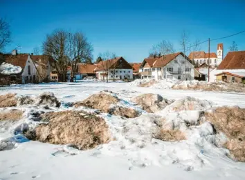  ?? Foto: Julian Leitenstor­fer ?? Zentral im Dorf, auf dem Grundstück Hauptstraß­e 29, will die Gemeinde Denklingen eine neue Kindertage­sstätte für 160 Kinder errichten.