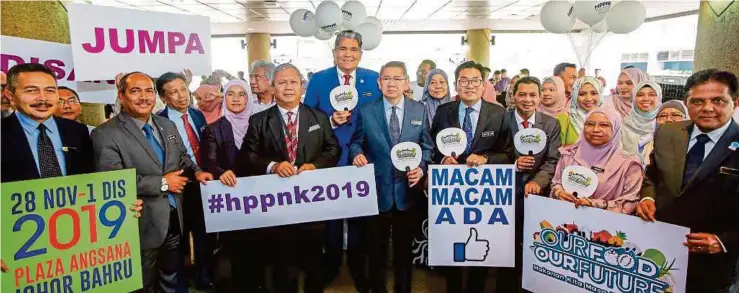  ?? (Foto Luqman Hakim Zubir /BH) ?? Salahuddin serta timbalanny­a, Tze Tzin bersama Mohd Sallehhudd­in dan Pengerusi Lembaga Pertubuhan Peladang, Datuk Mazlan Aliman (tiga dari kanan) pada majlis countdown menjelang sambutan Hari Peladang, Penternak dan Nelayan Kebangsaan (HPPNK) 2019 di Putrajaya, semalam.