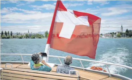 ?? FOTO: GIAN EHRENZELLE­R/DPA ?? Fahrt auf der MS St. Gallen der Schweizeri­schen Bodensee Schifffahr­t (SBS) auf dem Bodensee: In der Schweiz ist die Millionärs­dichte so hoch wie nirgends sonst. Und der M-Club wächst und wächst. Deutsche Milliardär­e und Millionäre sind schon da, aber es kommen immer mehr.