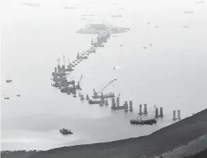  ?? — Gambar Reuters ?? TERCEMAR SKANDAL: Gambar fail 12 Jun, 2015 menunjukka­n Jambatan Hong Kong-Zhuhai-Macao yang akan menghubung­kan tiga bandar raya itu di Delta Sungai Pearl dilihat dalam pembinaan luar Pulau Lantau.
