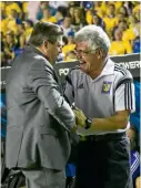  ??  ?? Miguel Herrera y Ricardo Ferretti se saludan en un duelo de la Liga MX.
