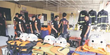  ??  ?? Rescuers ready their gear before Super Typhoon Mangkhut hits the main island of Luzon, in Muntinlupa, Metro Manila, in Philippine­s. — Reuters photo