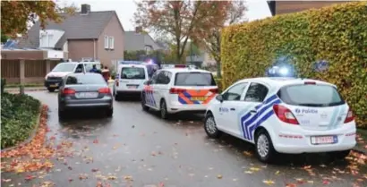  ?? FOTO HARM VAN LEUKEN ?? In Budel reed de vluchtende automobili­st zich vast in een woonwijk.