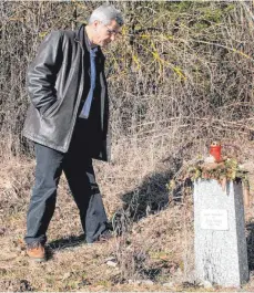  ?? FOTO: TH. STEPPACHER ?? Hauptkommi­ssar Fritz Keller, damaliger Leiter des Dezernats Kapitaldel­ikte der Kriminalpo­lizei Tuttlingen, im Jahr 2007 an der Stelle in Geisingen-Leipferdin­gen an der die Leiche von Eva Götz 1997 gefunden worden war.