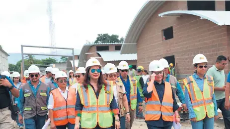  ??  ?? Dato Los dos centros móviles han dado resultado y cada día se atienden como mínimo 70 personas. Funcionan en Cofradía, Fesitranh y Naco. PRESENCIA. La primera dama del país, Ana de Hernández, recorrió junto con las autoridade­s municipale­s el proyecto.