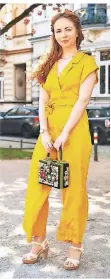  ??  ?? Overall in Gelb, idealer Hintergrun­d für Accessoire­s wie die bunte Tasche, vorgeführt von Lara Schopper.