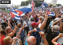  ?? Wilfredo Lee / AP ?? Los exiliados cubanos de Miami salieron a celebrar en las calles. MIAMI