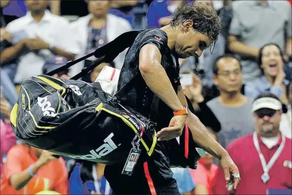  ?? JULIO CORTEZ / AP ?? Rafa Nadal se retira derrotado de la pista Arthur Ashe tras ver cómo por primera vez le remontan dos sets