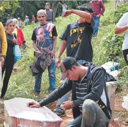  ?? FOTO: EL HERALDO ?? Los restos del joven Félix fueron sepultados por sus familiares.