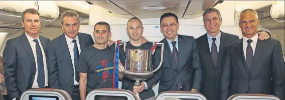  ?? FOTO: FCB ?? Brindis a bordo con la Copa Robert Fernández, Pep Segura, Ernesto Valverde, Andrés Iniesta, Josep Maria Bartomeu, Jordi Mestre y Javier Bordas, en el vuelo de regreso a Barcelona