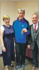  ??  ?? Willie Ross and his wife Kirsteen present Dean Ratcliff, centre, with the spring meeting gold medal.