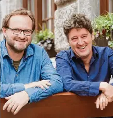  ?? Foto: Tobias Hase, dpa ?? Stefan Betz (links) und Richard Oehmann werden das nächste Singspiel auf dem Nockherber­g verfassen.