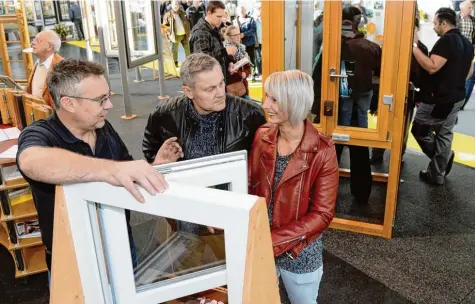  ?? Fotos: Silvio Wyszengrad ?? Alexander Albinger informiert am Stand seines Unternehme­ns auf der Baumesse „Alles im Lot“über sicherheit­srelevante Fragen zum Haus. Winfried Mahr und Lucyna Kroekel gehören zu den Messebesuc­hern.