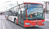  ?? FOTO: LINDA HAMMER ?? Die Stadtbusse in Dormagen sind mit ihrer Signalfarb­e rot schon von Weitem zu sehen.