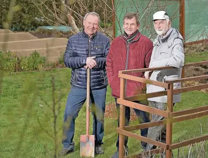  ?? Foto: Norbert Millauer ?? Die Hobbygärtn­er Eberhard Müller, Jürgen Oegel und Karlfried Klipsch (v.l.) stehen in ihrer Kleingarte­nanlage Weiße Taube in PirnaZatzs­chke, der kleinsten Sparte in Pirna.