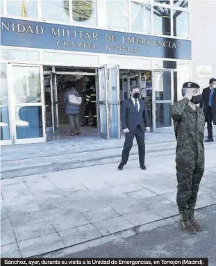  ??  ?? Sánchez, ayer, durante su visita a la Unidad de Emergencia­s, en Torrejón (Madrid).