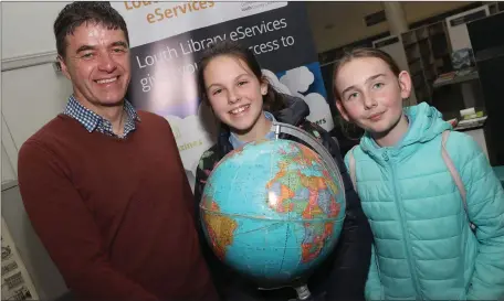  ??  ?? Met Éireann’s Gerry Murphy with pupils from Callystown NS Robin Kennedy and Anna-Lynn Cunningham at Gerry’s talk in Drogheda Library as part of science week.