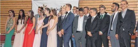  ?? FOTO: GISELA SPRENG ?? Absolvente­n des Gymnasiums Gosheim-Wehingen feierten ihren Abiball in der Festhalle Böttingen.