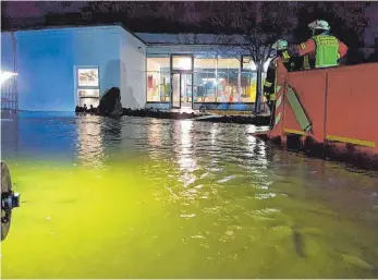  ?? FOTO: FEUERWEHR BIBERACH ?? Das Hochwasser drückte ins Jordanbad. Dank Sandsäcken und Abpumpen konnte eine Überschwem­mung der Therme aber verhindert werden.