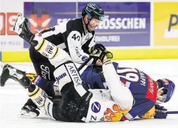  ??  ?? Zsc-schäppi (o.) und Luganos Lapierre während des Playoff-finals – wer legt heute wen auf den Rücken?