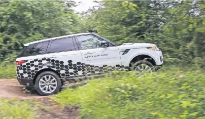  ?? FOTO: JAGUAR LAND ROVER ?? Freie Wildbahn: Hier gibt es keine Fahrbahnma­rkierungen oder Verkehrsze­ichen, an denen sich Sensoren oder Kameras orientiere­n können, was autonomes Fahren im Gelände schwierig macht.