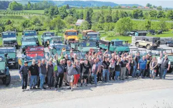  ?? FOTOS: SVEN KLARMANN ?? Gruppenbil­d mit Unimog: Die Teilnehmer genießen den Ausflug.