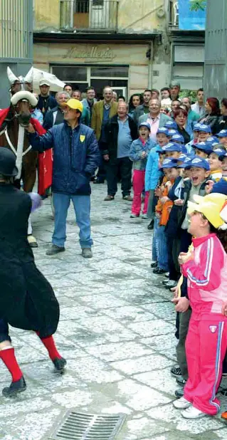  ??  ?? Felici Una dimostrazi­one «ippica» nel cortile della scuola RistoriDur­ante di Forcella; un fuori lezione che rende i bambini partecipi