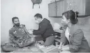  ?? ALFIAN RIZAL/JAWA POS ?? PERCEPAT VAKSINASI: Anggota Fraksi PDIP DPRD Surabaya Asrhi Yuanita Haqqie (kanan) turut merayu warga untuk vaksinasi dengan cara jemput bola ke rumah-rumah warga di kawasan Bulak Banteng Baru kemarin (8/7).