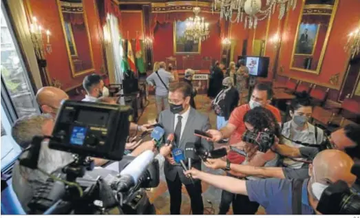  ?? D. S. ?? El alcalde de Granada, Luis Salvador, atendiendo a los medios.