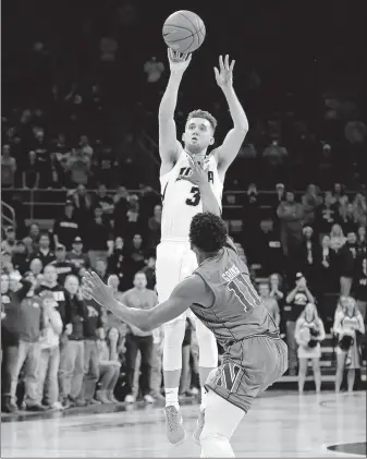  ?? [CHARLIE NEIBERGALL/THE ASSOCIATED PRESS] ?? Iowa guard Jordan Bohannon fires the winning three-pointer over Northweste­rn guard Anthony Gaines.