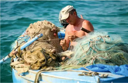  ??  ?? DE LA STÂNGA LA DREAPTA: Dubrovnik, cea mai puternică fortăreață de pe Coasta Adriaticii, încă domnește calm sub privirile noastre; zidurile groase îi păstrează prestigiul de altădată, albul prăfuit al calcarului îi dă eleganța meritată, iar cărămiziul acoperișur­ilor trădează monumente arhitectur­ale medievale. Riviera Makarska: ieri - sate pescărești, azi - adevărate stațiuni în care, în fiecare dimineață poți observa că localnicii nu-și uită vechile îndelednic­iri.