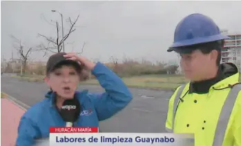  ?? /WAPA ?? Los reporteros de WAPA TV informando sobre el paso del huracán María desde la isla.