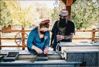  ?? NINAWESTER­VELT PHOTOS/ THE NEWYORK TIMES ?? Visitors at the Herkimer Diamond Mines use a trough to sift through bags of stone bought at the gift shop thatmay contain quartz crystals, in Herkimer, NewYork.