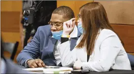  ?? MIGUEL MARTINEZ/MIGUEL.MARTINEZJI­MENEZ@AJC.COM ?? Nicole Fegan talks with her client, Tenquarius Mender, as they wait for the jury selection portion of the trial to continue in a Fulton County courtroom. Fegan and another defense attorney for YSL defendants are pregnant.