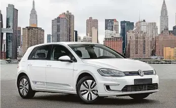  ?? Foto: Volkswagen ?? Elektrický VW Golf je jedním z mála aut koncernu, které jezdí výhradně na elektřinu. Pokud chtějí manažeři koncernu jezdit ekologicky, musí opustit SUV Touareg a uskrovnit se.