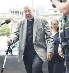  ??  ?? ►El cardenal George Pell camina desde un automóvil, en Melbourne.