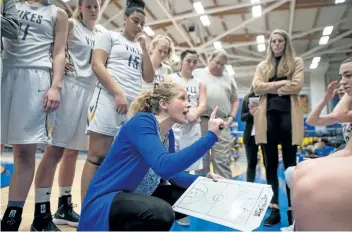  ?? HANDOUT/THE CANADIAN PRESS ?? Head coach of the University of Victoria Vikes women’s basketball team, Dani Sinclair, speaks to her players in this undated handout photo. When Sinclair went into labour in the middle of a hard-fought playoff run, she struggled with a dilemma no male...